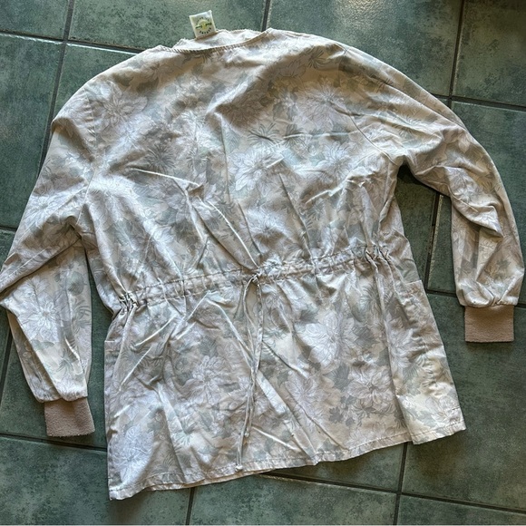 VTG Long Sleeve Cardigan Scrub Top
Good condition - Picture 2 of 8